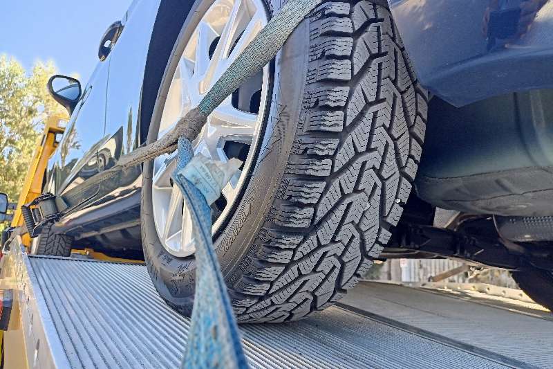 Αυτοκίνητο πάνω σε φορτηγό για οδική βοήθεια - Πύλος