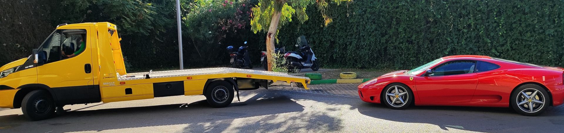 Μεταφορά χαμηλού σπορ πολυτελούς αυτοκινήτου